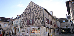 Maison à pan de bois - Place Saint Jean, rue du Marché - Clamecy (Nièvre)